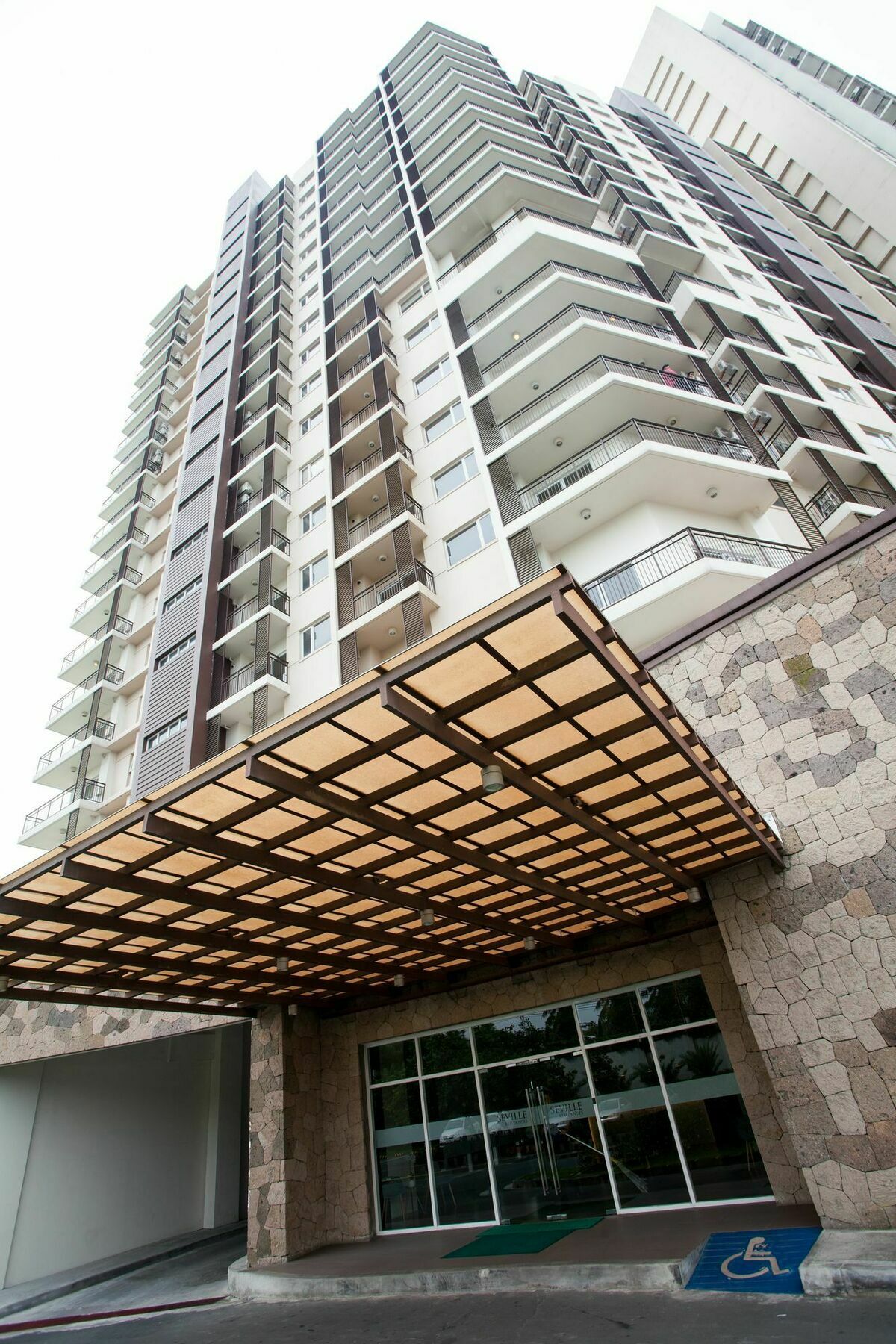 The Cirque Serviced Residences Quezon City Esterno foto